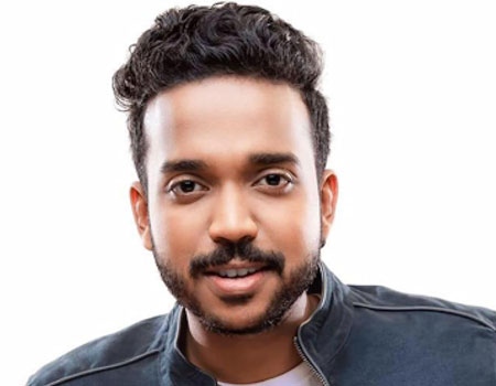 image of singer Harishankar in tshirt