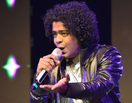 image of Naresh Iyer singer with mike