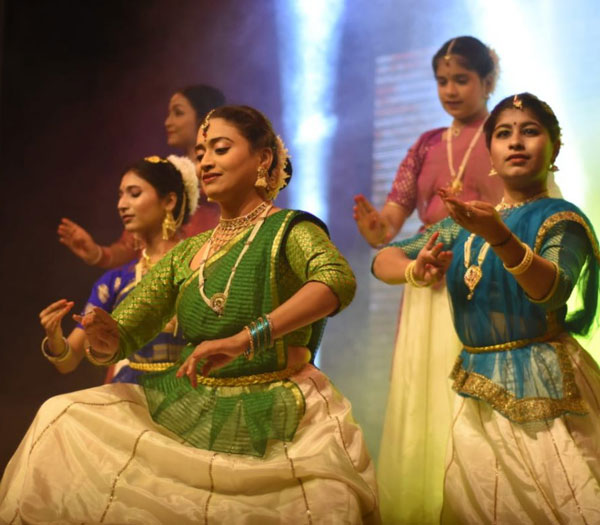 to dancers group Padnyas perfromance