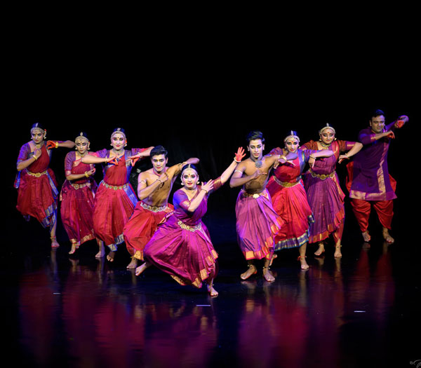 top dancers aayana group perfromance