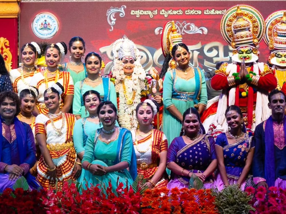 a group of artist at Mysore dasara with Hari & Chethana